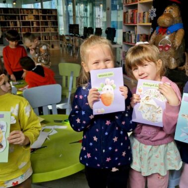Trzy dziewczynki i chłopiec prezentują swoje kartki wielkanocne.