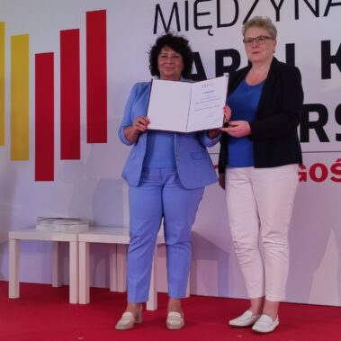 Dyrekcja biblioteki odbiera nagrodę za I miejsce w konkursie Mistrz Promocji Czytelnictwa