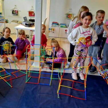 Dzieci oglądają efekt swoich prac i wymagającej poprawy