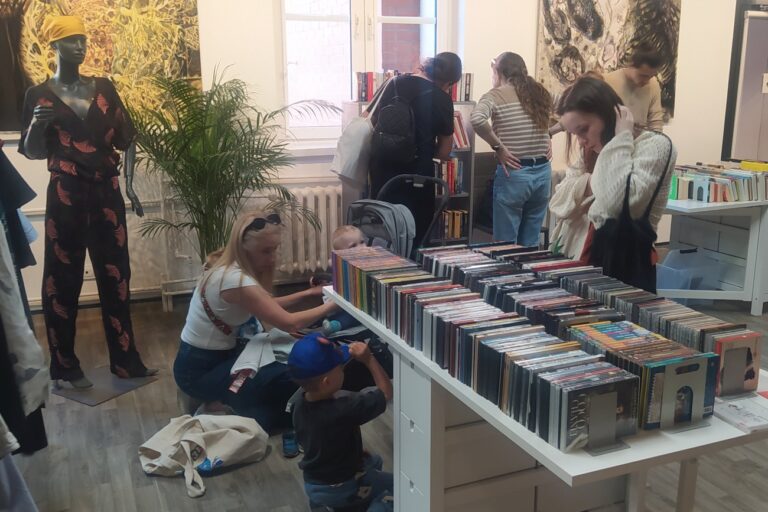 Goście są zainteresowani książkami, filmami na DVD