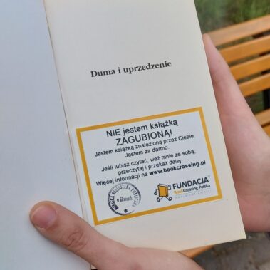 W książce jest naklejka z informacją o akcji bookcrossinowej