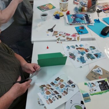 Seniorki przy pracy, na stole różne materiały