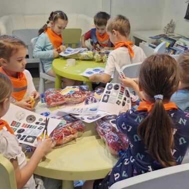 Dzieci przy pracy nad plecakami kosmicznymi