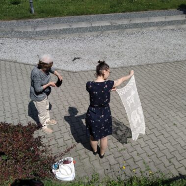 Uczestniczki robią zdjęcie cieni z firanki