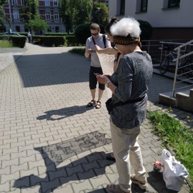 Uczestnicy robią zdjęcie cieni z firanki
