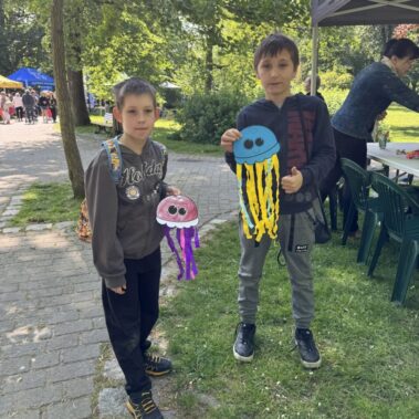Chłopcy prezentują swoje meduzy