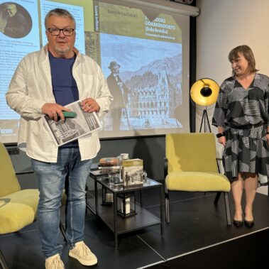 Leszek Jodliński i Agnieszka Zientarska, na ekranie jest wyświetlana okładka książki