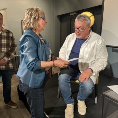 Leszek Jodliński rozmawia z czytelniczką. Ona prosi go o autograf do książki