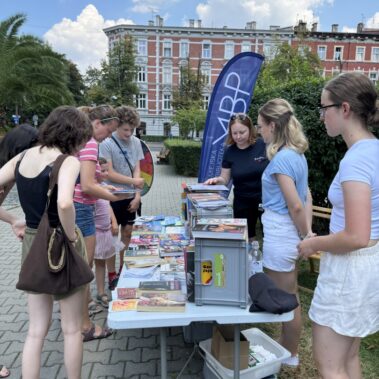 Stoisko biblioteki na dworze