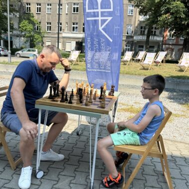 Pan i chłopiec grają w szachy