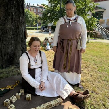 Panie z Drużyny Utgard prezentują klocki z runami.