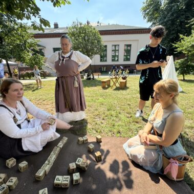 Uczestniczka poznaję pisma runiczego