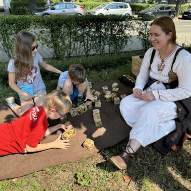 Dzieci poznają pisna runiczego