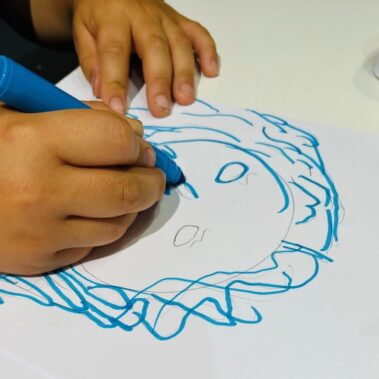 Ręka rysuje portret jednego z bogów
