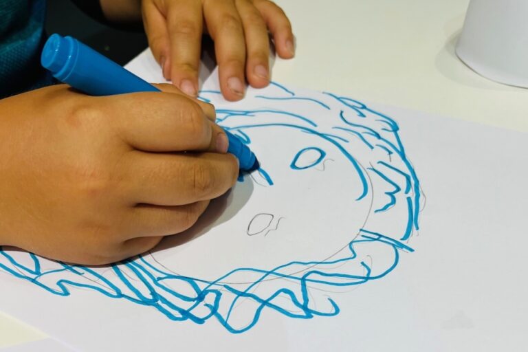 Ręka rysuje portret jednego z bogów