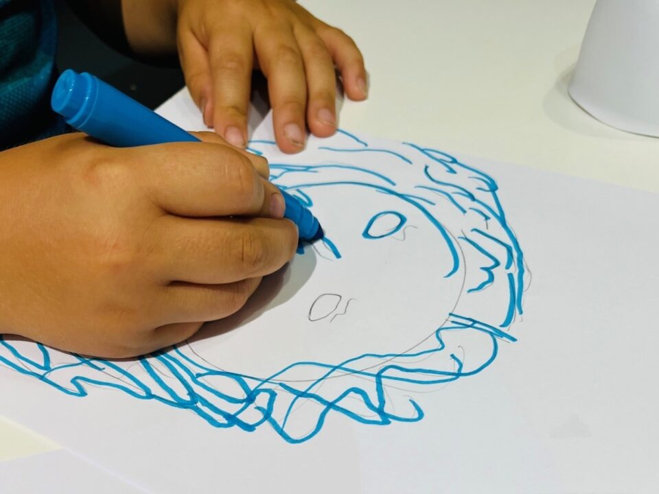 Ręka rysuje portret jednego z bogów