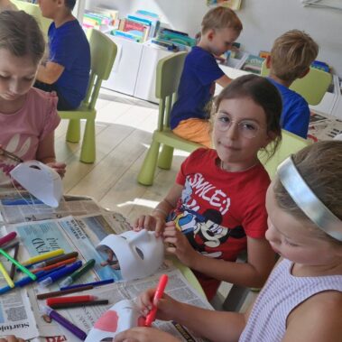 Dziewczynki przy pracach nad maskami
