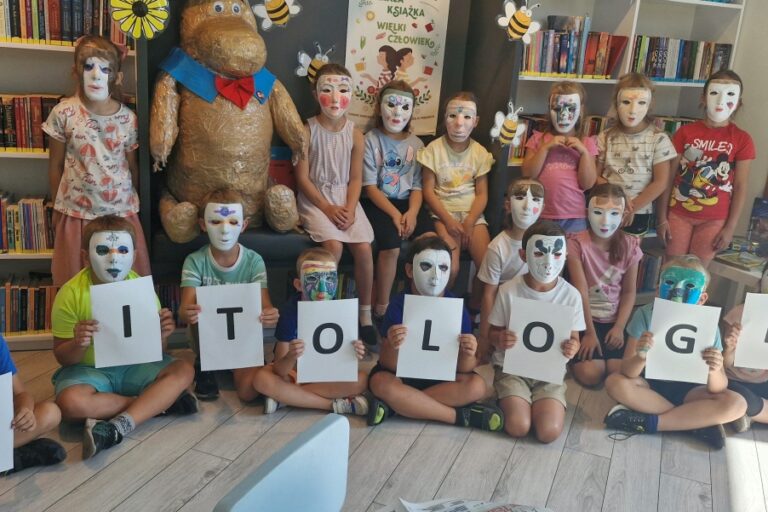 Zdjęcie pamiątkowe, wszyscy noszą maski.