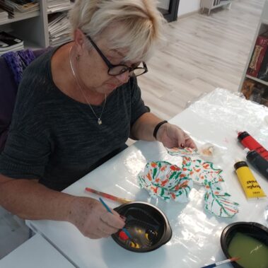 Pani przy pracy, dobiera kolor farby