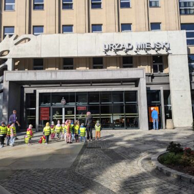 Dzieci przechodzą koło Urzędu Miasta Gliwic