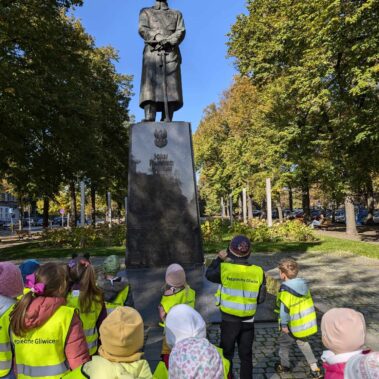 Dzieci oglądają pomnika Piłsudskiego