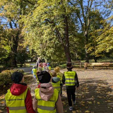 Dzieci przechodzą przez alejkę w Parku Chopina