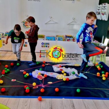 Dzieci na planszy "oczyszczają ocean z kolorowych kuleczek"