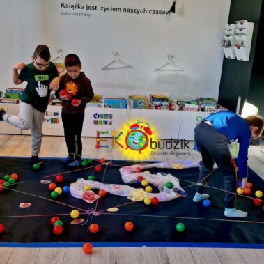 Dzieci na planszy "oczyszczają ocean z kolorowych kuleczek"