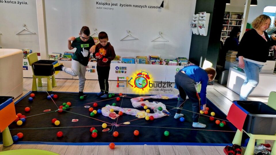 Dzieci na planszy "oczyszczają ocean z kolorowych kuleczek"