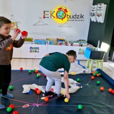 Dzieci na planszy "oczyszczają ocean z kolorowych kuleczek"