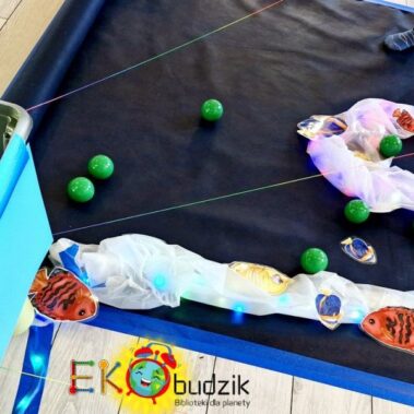 Dzieci na planszy "oczyszczają ocean z kolorowych kuleczek"