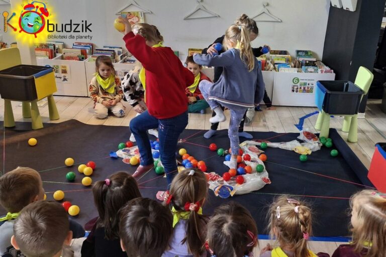 Dzieci na planszy "oczyszczają ocean z kolorowych kuleczek"