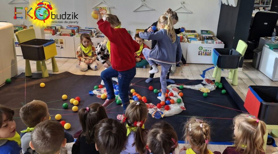 Dzieci na planszy "oczyszczają ocean z kolorowych kuleczek"