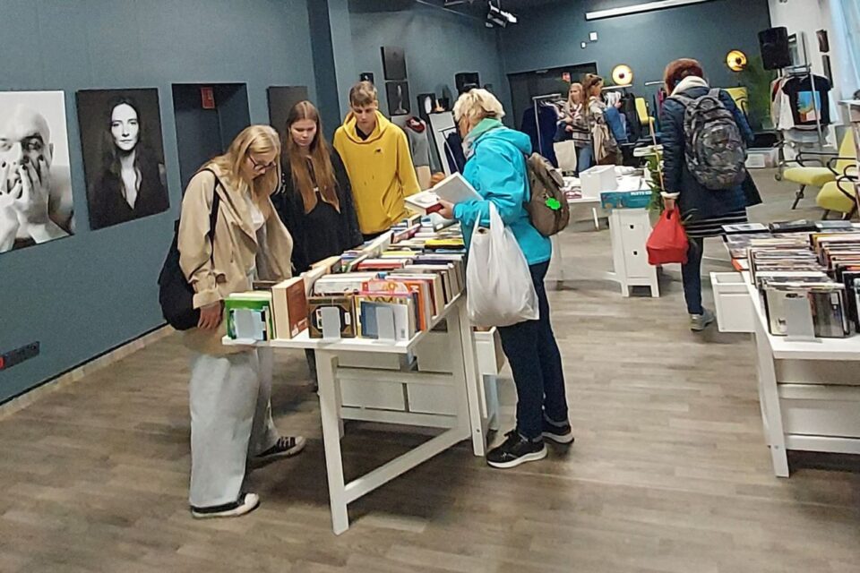 Goście przeglądają książki i ubrania
