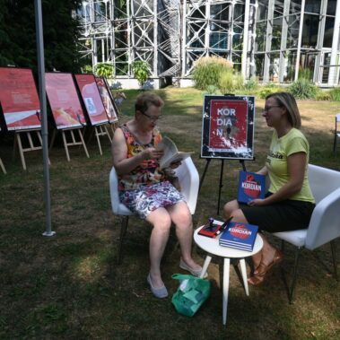Pani czyta książkę w towarzystwie bibliotekarki