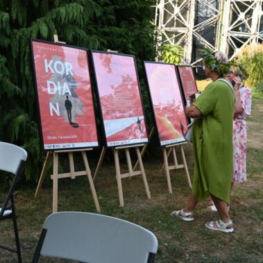 Goście oglądają plakaty poświęcone Kordianowi
