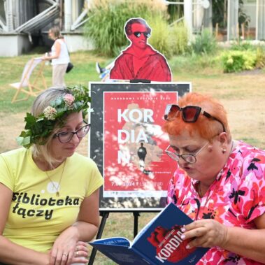 Pani czyta książkę w towarzystwie bibliotekarki.