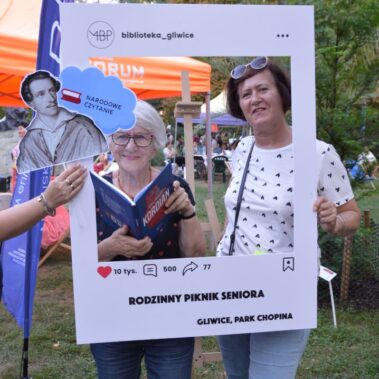 Dwie panie w pamiątkowym zdjęciu w ramce