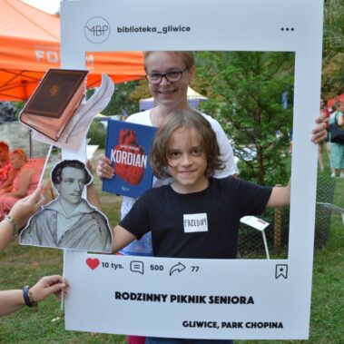 Dzieci w pamiątkowym zdjęciu w ramce