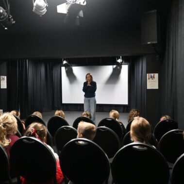 Widok ogólny na teatr z widokiem na scenę. Pani wita