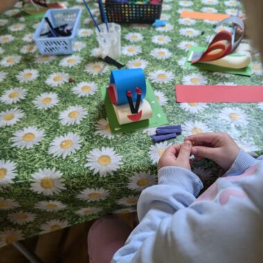 Dzieci robią ślimaki z papierów