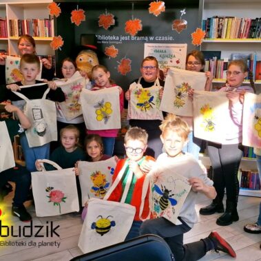 Pamiątkowe zdjęcia, wszyscy pokazują swoje torby