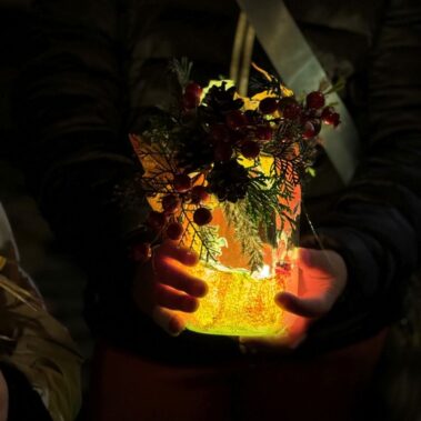 Świecący lampion w ręku dziecka