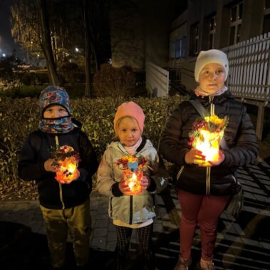 Dzieci z świecącymi lampionami