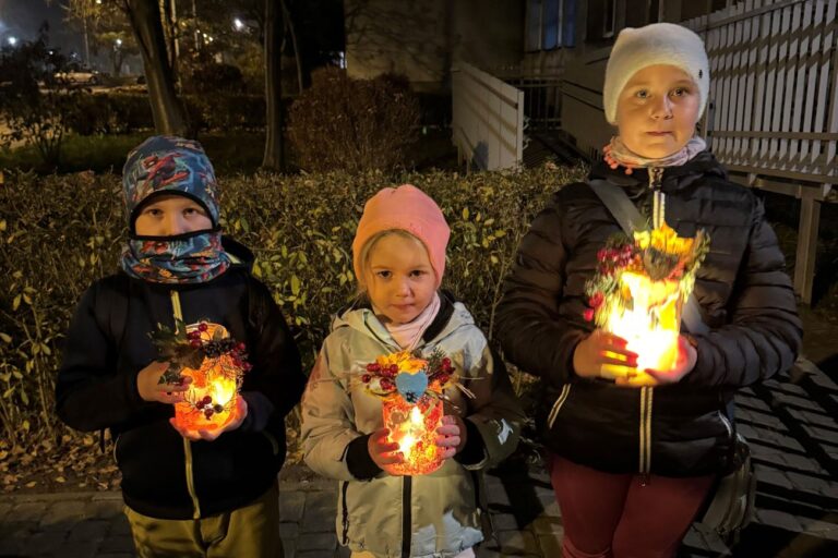 Dzieci z świecącymi lampionami