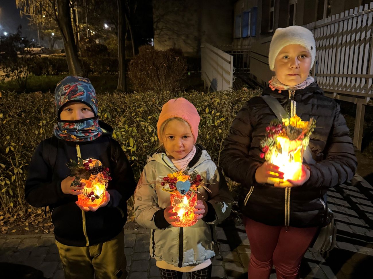 Dzieci z świecącymi lampionami