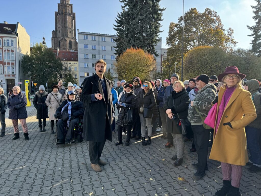 Na Placu Mickiewicza grupa uczestników i Kamil Iwanicki