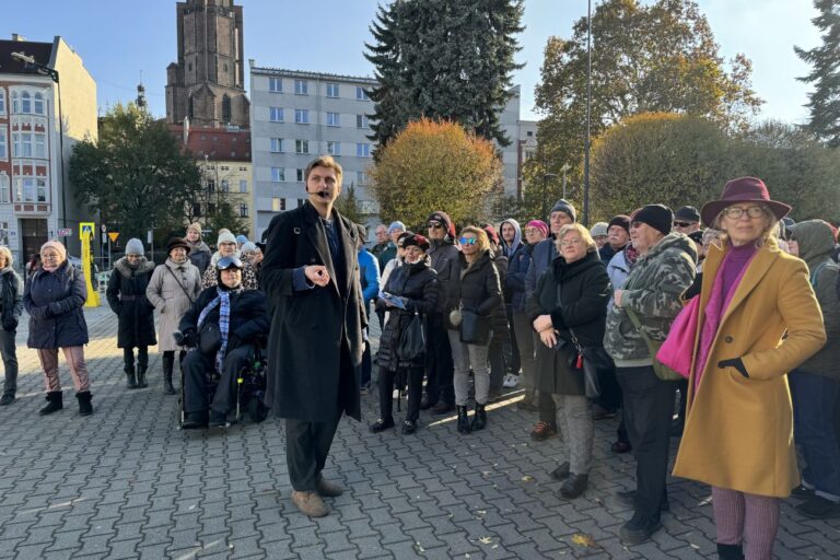 Na Placu Mickiewicza grupa uczestników i Kamil Iwanicki
