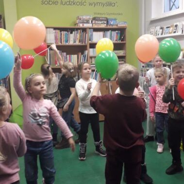 Dzieci trzymają baloniki