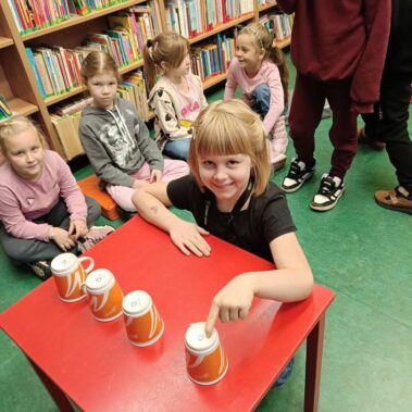 Dziewczyna wybiera kubka z niespodzianką